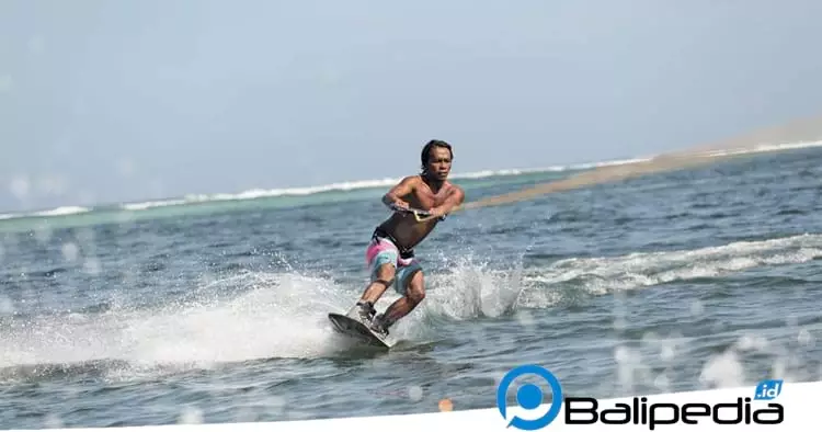 Wakeboard di Pantai Tanjung Benoa